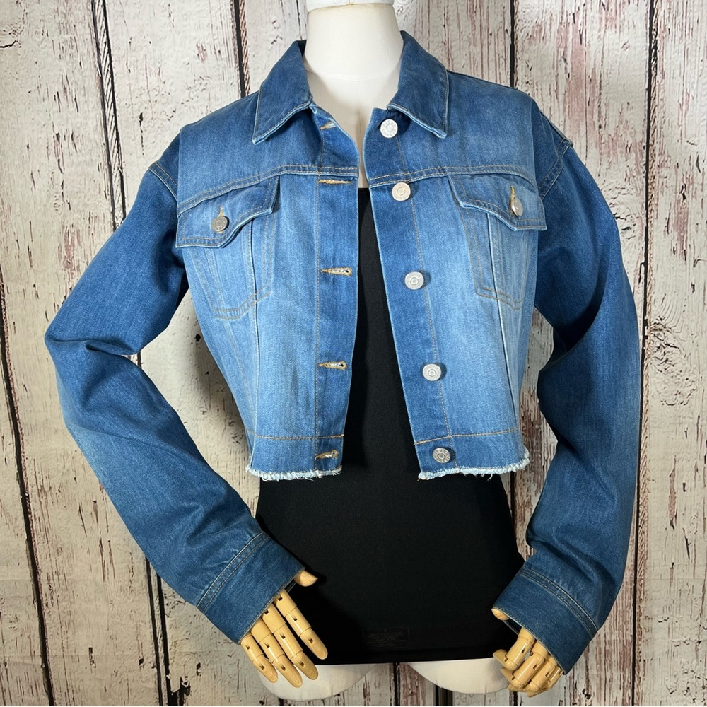 Ei8ht Dreams Revolve Cropped Faded Denim Jean Jacket Size Small EUC LIKE NEW